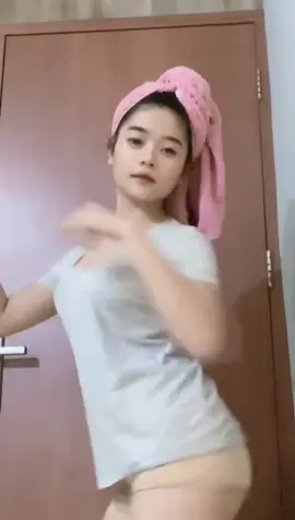 habis mandi pemanasan dlu kak #bikintegang😱 #bikini #bikini #fypシ #tiktokindonesia #viral #kienzy키엔지미엔✧ #gadisbali #tiktokhot #fakebody #terbilabila 