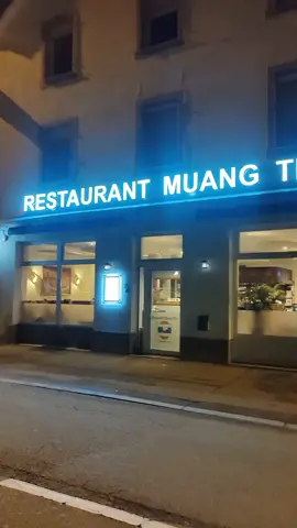 Le meilleur restaurant thaï de Colmar 🇹🇭  •• La carte offre une grande variété de spécialités, il y en a pour tous les goûts. Plus ou moins pimenté, avec ou sans viande (végé friendly). C’est toujours dur de faire un choix et il faut plus d’un passage pour goûter un peu à tout ☺️ •• Les assiettes sont très généreuses, pour des prix plus que corrects. Comptez 15,90€ pour un Pad Thaï hyyyper garnis (à chaque fois je suis obligée de prendre le reste à emporter 🤣) surtout si vous prenez des entrées à partager.  •• Le restaurant propose des plats à emporter, c’est aussi un bon plan pour se régaler ! 🙌🏼 •• Je souligne également le fait que l’on est toujours bien accueilli, le personnel est très charmant, c’est vraiment un plaisir d’aller là-bas 🙏🏼 ___________________ #cuisinethai #colmarfrance #alsace #thaifood #padthainoodles 