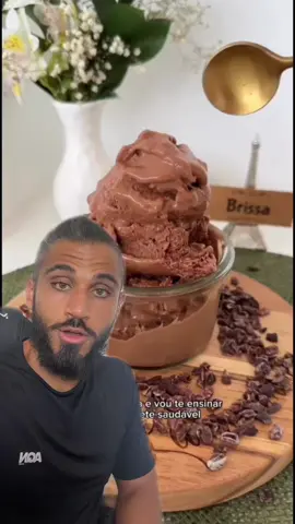 Receitas Fit | Sorvete QUASE zero calorias.   Para calcular usei: - 200g Leite de aveia. - 30g de cacau em pó. - 30g de mel.   MACROS: 209kcal  39g CARB 4g PROT 1.6g GORD. (Não contabilizei o cacau).   Usando o mel zero, somente o soro da aveia será contabilizado 😍.   Video original: @Brissa Ioselli muito boa receita, parabens!   #AprendendoNoTiktok #Nutrição #Nutricionista #ReceitaFit 