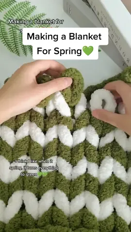 I think I like when it spring, it turns everything to green💚💚 #twocolorsblanket  #handknitblankettutorial #knitblanketwithhands #easyknitprojectforbeginner #chunkychenilleblanket #chenilleyarnblanket #chunkyknitblanket 