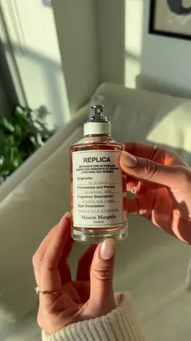 a little asmr unboxing of “on a date” by @maisonmargielafragrances 🧡 #perfumetiktok #perfumes #asmr #unboxing #unboxingasmr #aesthetics #maisonmargiela #replicaperfume 