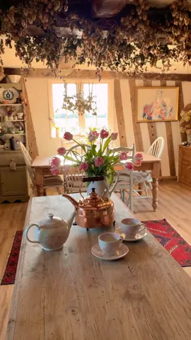 End of the week sunshine in the cottage kitchen. X #fridayfeelings #englishcottage #cottagekitchen #cottagekitchendecor #countrykitchens #copperkettle #breakfasttea #countryhomeinspired #countryhomeinteriors 