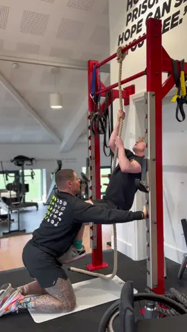 One word to describe you Noah MACHINE 💪🏼👊🏼💥 #spinalcordinjury #disability #jamessutliff #viral #personaltrainer 
