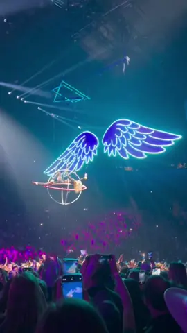 WATCH TIL THE END!!! 10/10 RECOMMEND GOING TO SEE CARRIE UNDERWOOD!🤍✨#carrieunderwood #carrieunderwooddenimandrhinestones #carrieunderwooddenimandrhinestonestour 