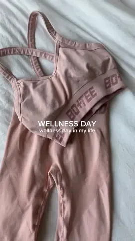 fitness and wellness go hand in hand - especially on fridays 🫶🏾 HERES TO THE WEEKEND BEAUTIES! ✨ #gymgirlshit #pinktok #pinkfriday #pinkgymfit #wellnesstok #wellbeing #wellnessvlog #fitnessjourney #dayinmylife 