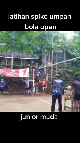 latihan spike bola open.#vollyball #volleyballworld #volley #vollyindonesia #pyf 