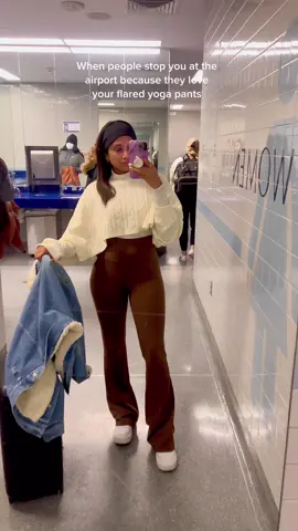Cant blame them - they fit so good! 🙌🏽 #yogapants #airportoutfit #airportfitcheck #airportfit #comfortable #travelootd #browngirl 