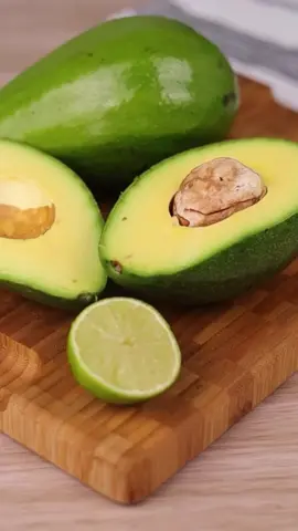 Se você tem abacate em casa, faca essa receita incrível em poucos minutos.#receitas #abacate #receitassimples #sobremesarapida 