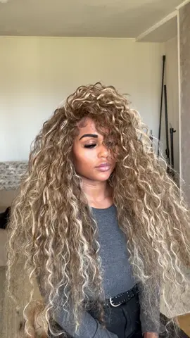 It was so exiting meeting yous in Manchester !  My next locations will be Bedford England then Edimburgh in Scotland at the @booyahbeautybar . I have spent the past months in perfectioning this technique. Looking for the most realistic  look and im satisfasfied ! Here my new cachet extensions available now , book your appointment  #crochetextensions #venushhome#crochetbraids#curlyhair