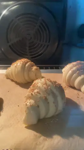 #croissant #sourdoughcroissant #homebaker #viennoiserie #frenchpastry #pastries #pourtoi #timelapse #timelapsevideo  RECETTE  6 CROISSANTS 👇🏿 -250g de farine  -60g de lait -60g d’eau  -45g de sucre  -5g de sel  -8g de levure boulangère  -25g de beurre  -125g de beurre pour le feuilletage 