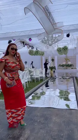 Wedding guest,red is bae💃🏻💃🏻💃🏻💃🏻 @mighty_kente  #mightykente  #tiktokghana🇬🇭  #ghanaweddingguest #kentefashion #ghanakente #kentestyles #africanwedding #kentedress #bridal #tiktok  #bellanaijawedding #asoebistyle #kentefabric #afro #loveweddingsng  #wedding #afrobeats #naijaasoebi #music #tiktokghana  #style #Loveafricanweddings #weddingsinghana #trending #fashiontrends #weddingday #engagement #tradional #traditionalwear