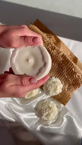 So holen wir unsere Pfingstrosen Kerze aus der Form heraus. 💓  #unmoldingresin #unmoldingvideo #demoldingcandle #goviral #peonycandle #candleshop #candlemaking #SmallBusiness #asmr #DIY  