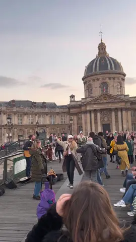 People laughing smiling and having fun together in Paris :) #paris #happypeople 