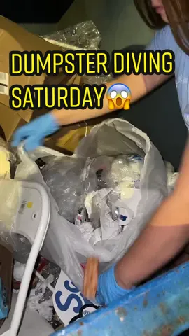 I can’t believe they threw away all this good stuff😱 #jackpot #dumpsterdivers #dumpsterbabe #dumpsterdivefinds #dumpsterdiver #fyp #dumpsterdivingfinds #dumpsterdiving #fivebelowfinds 