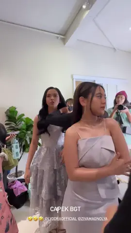 Tuh kan, nanti malu pas lihat expresi nya kek gtu 😭 Tp tetap ajah dibuat 😭🤣 Memang Random banget mereka ini🤣😭 GX kuat tulungggg🤣#zivamagnolya #lyodra #egolyodra #lyodraego #lyodraego #pesanterakhir #menyesal #sangdewi #lyodratiaraziva @Lyodra Ginting @Ziva Magnolya 