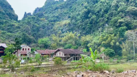 Ghé thăm làng đá Khuổi Ky hơn 400 năm tuổi ở Cao Bằng Làng đá cổ Khuổi Ky (Trùng Khánh, Cao Bằng) nổi tiếng với những ngôi nhà sàn làm bằng đá, mang vẻ đẹp cổ kính rất riêng của núi rừng Đông Bắc. Cùng ngắm làng đá từ flycam 