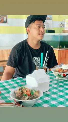 sbar tawakal tanpa patah semangat,mungkin semua teman hanya bisa tersenyum dibalik susahnya keadaan sahabat nya ,.yallah dengarkan lah doa ku ,biar segalahal dapat ku hadapi🤲