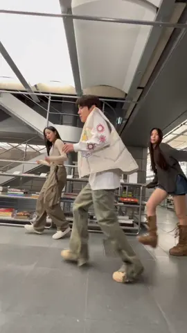 Walking #on_the_street with 홉진스👖 #홉온스 #줴홉온더스트릿 #jhope_onthestreet #MINJI #민지 #HYEIN #혜인 #NewJeans #뉴진스   #jhope #제이홉 #BTS #방탄소년단 @newjeans_official 