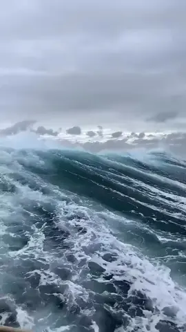 🌊🌊🥰😱😱 #ocen #fyp #lifeatsea🌊🚢 #boatshow #vessel #seawaves 