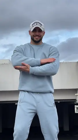 blue or grey sky? 😁  #foryou #fürdich #fy #dance #tanz #viral #trend 