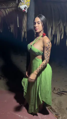 GRAFISMO INDÍGENA 🏹✊🏼 Você conhece ? A cultura indígena , sabedoria milenar, resiste de muitas formas. E uma delas é a identidade na pintura / grafismo. E cada grafismo tem um significado/ valor/ povo.  O grafismo que a thais kokama  está fazendo no meu braço representa a Arara, e é do povo Kamayurá.  A pintura é feita com a tinta do jenipapo. E dura em média 10-15 dias 😊 Você pode fazer grafismo indígena (respeitando a sabedoria milenar de casa povo) por vários motivo e um deles é pra prestigiar um artista indígena ✊🏼 Thais kokama  é do povo Kokama e referência em Grafismo Indígena. Uma artista única ! Gratidão Cunhã ✊🏼♥️ #grafismoindígena #grafismo #pinturaindigena