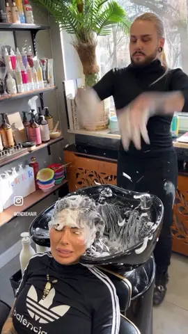 Największym koszmarem fryzjera jest telefon 😂😂😂😂The hairdresser’s biggest nightmare is the telephone #fun #hairstyle #haircut #haircolor #haireducation #hairtransformation #hairfashion #hairfun #funnyvideos #hairdresser #washhair #longhair #blondehair #hairinspiration #lol #joke