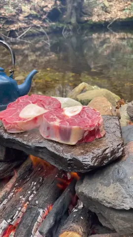 Közde Folyoda İlikli Dana İncik 🥩 #outdoorcooking #outdor #camp #campfire #kamp #survival #bushcraft #food #cooking #meatlovers #asmr #yemektarifleri #foodvideo #relax #hungry #woods #doğadayemek #adventures 