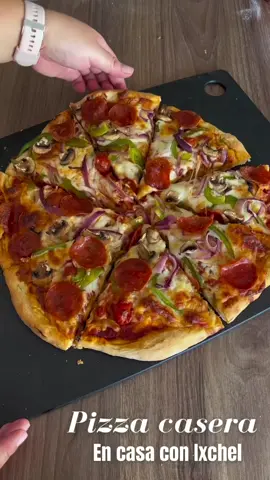 Pizza casera esponjosita, más recetas detalladas en mi canal de youtube/en casa con Ixchel … #pizzalover #pizzatiktok #pizzahut #pizzacasera #pizza #recetas #recetasfaciles #recetafacil #recetasrapidas #recetasquefuncionan #recetacasera #Receta #lonche #cena #comida #tutorial  