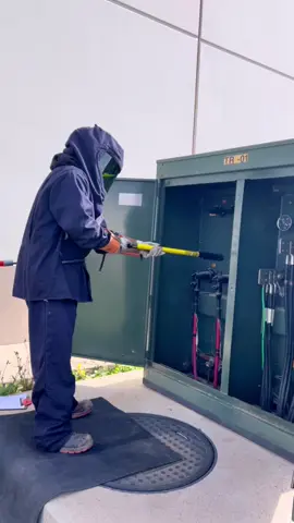 desenergizanto tr#viral #ingenieria #transformador #electrician #lineman #fyp 