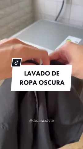 Tu ropa negra, COMO EL PRIMER DÍA!◾️🤩 Con estos DECASATIPS vas a conservar mejor los colores oscuros💪🏻 🌟LAVADO👉🏻 Con agua fría o máximo 20 grados. Sólo si es necesario, lavar a mayor temperatura! 🌟Jabón líquido que deja menos residuos y vinagre blanco en lugar de suavizante. Éste no sólo elimina olores, sino que también potencia el color!😱 Cuánto? Aprox. 50 ml 🌟Recordá dar vuelta las prendas para que se note menos si queda alguna pelusita, atá cordones y cerrá botones y cierres. Esto es para evitar que se deforme la prenda💁🏻‍♂️ 🌟Siempre secá a la sombra, el sol la decolora☀️🚫 BONUSTRACK👇🏻 🌟Primer lavado? Dejá la prenda en remojo en un balde con agua y sal (media tacita chica o 1 entera, según la cantidad de prendas). Dejá reposar entre 30 minutos y 1 hora y luego lavá con normalidad! ❗️Y SÚPER IMPORTANTE: Mantener limpio el filtro para cuidar tu lavarropas y evitar olores! Con un poco de agua caliente y detergente✨ Si te gustó no te olvides de regalarme un like ♥️ y de guardar y compartir este video con esa persona a la que le va a encantar! SEGUIME PARA VER MÁS! ✨✨✨✨✨✨✨✨✨ #casa #limpieza #limpio #lavadoderopa #ropanegra #ropaoscura #hack #lifehacks 