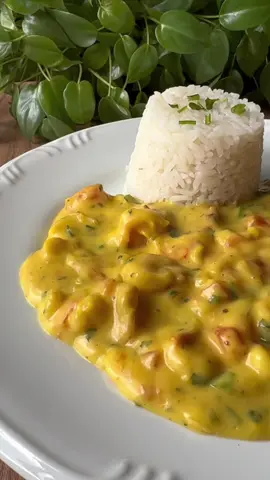 🍤CREME DE CAMARÃO  🍤400g de camarão limpo  🍤1 cebola picada 🍤1 tomate picado  🍤3 dentes de alho amassado  🍤Chimichurri a gosto  🍤Sal a gosto  🍤2 colheres de (sopa) de azeite de dendê  🍤1 caixa de creme de leite  🍤3 colheres de (sopa) de amido de milho  🍤2 xícaras de (chá) de água 🍤Açafrão a gosto  🍤Pimenta-do-reino a gosto  🍤Coentro a gosto  Modo de preparo  Em uma panela adicione o azeite de dendê, a cebola, o alho, o tomate, o chimichurri, o açafrão, a pimenta-do-reino e refogue bem, depois adicione os camarões, o coentro e refogue por uns 3 minutinhos. Misture o amido de milho na água e acrescente na panela, mexa bem em fogo baixo até cozinhar, depois acrescente o creme de leite, misture e desligue o fogo. Está pronto o melhor creme de camarão. #cremedecamarao #camarao #fy #tiktokreceitas #foryou 