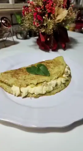 Omelete de Batata Inglesa 01 Batata inglesa  média  crua ralada (tirei um pouco do suco) 01 Ovo Temperinhos à  gosto e sal. Misturei tudo , frigideira levemente untada e pré  aquecida .  Recheio à gosto,  eu  usei  queijo coalho cortado em pedaços pequenos.