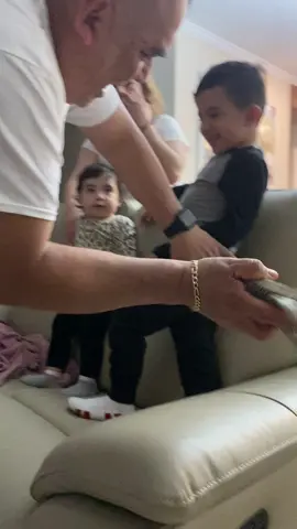 La dramática de la family! 😂 We know who the dramatic one is! #daughter #sillygoose #funny #hilarious #babiesoftiktok #cutebaby #cantstoplaughing #abuelito #abuelita #playing #nietos #mihija #minitoxica #dramatica #viral #myprincess #mykids #toddlers #Siblings 