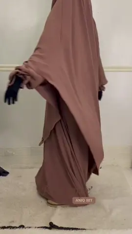 siapa nih yang di live minta spill rose taupe,cantik banget emang warna yg satu ini. Jangan lupa gabung di live siang hasna yaaa um,banyakkk promo nya loh😍 #outfitmuslimah #hasnamoslem #abayaindonesia #abaya #khimarsyari #longkhimarsyari 