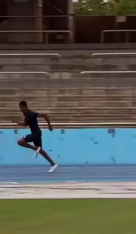 As you guys can see in this video the athlete is running extremely relaxed. There are no wasted movements, he’s not tight whatsoever. This is critical for an athlete looking to run faster because being tight not only slows you down but it also consumes a lot of energy, meaning you’re going to get tired a lot faster. Dm for coaching or my training program . Follow @athletic_education for more educational videos! . . #speed #fast #Running #athletics #athlete #trackandfield #sports #relaxed #quick #sprinter #sprint #100m #200m #400m