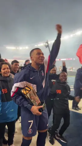 Kylian Mbappé took his 𝟮𝟬𝟭 trophy over to @psg’s fans 🥶❤️ #psg #football #mbappe 