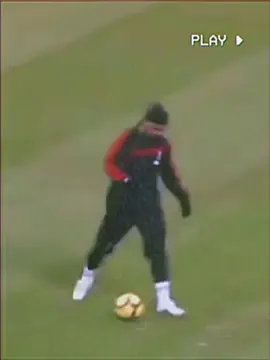 Ronaldinho freestyle 🪄✨ #football #ronaldinho #purtoi #magic #fcb #barcelona #catalunya #goat #4k 