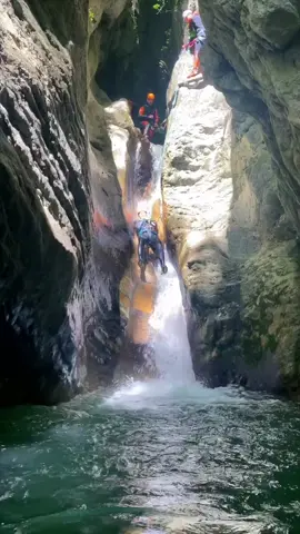 Would you ever go canyoning with friends? . . 🎥 @Edgar Fella  . . #EXTREME #UNREEL #ExtremeSports #Canyoning #Exploring #France #travel 
