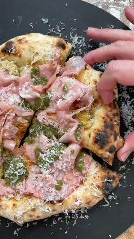 PIZZ’ARTICHAUT, MORTADELLE & PESTO 🍕 Les ingrédients : - pate à pizza Napolitaine (cf. Mon livre ou en haut à gauche de mon insta) - Mozza fiore di latte  - Parmesan - Cœurs d’artichauts - Mortadelle - Pesto pistache - Huile d’olive  #pizza #tiktokfood #tiktokacademie #artichaut 