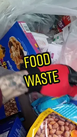 Another company tossing out all unexpired food !! What a waste !! I saved it !  #dumpsterdiver #dumpsterdive #dumpsterdiveking #donate #fyp 