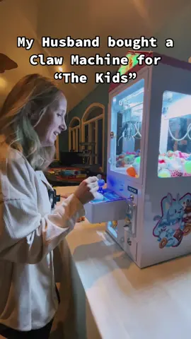 He’s the cool dad!😎 #cooldads #clawmachine #riggedgame #kidslovedit❤️ #foryou #husbandandwifehumor 