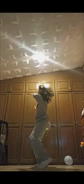 Bella mi espectadora 😺 #parati #fyp #latino #rauwalejandro #dance 