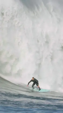 “A lotta positives to take away from a really ugly situation” @ianwalsh pushes the limits at Mavs 🤯 #ianwalsh #bigwavesurfing 