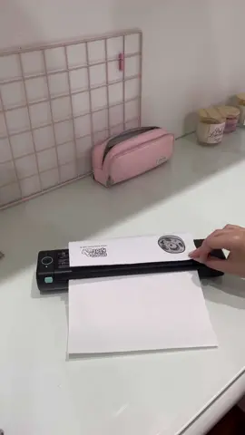 Thanks @aimo_official 🤍✨ 🖨️| Recebi uma impressora térmica e portátil e estou encantada por ela!! Super prática de usar, é possível levar na mochila pra faculdade e trabalho, sem contar que é muito bonitinha! ✨ • Modelo AIMO M08F A4  • Estou usando um refil próprio para ela da marca  • Compatível com IOS, android, mac e win10  #studytok  #studyhacks  #impressora #tecnologia #studymotivation #estudar #estudaqueavidamuda #estudante #tecnologia #imprimir 