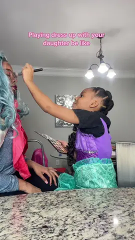 Chileee i look a mess 😭😂 muy no bonita 😩  #bonita #doyouordoyounotfeelbonita #dressup #daughter #familyguy #makeup 