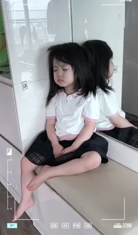 Em bé lớp mầm non nhưng lúc nào cũng phải dậy từ 6r sáng để đi học cùng chị 🤣