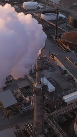 Capturando emisiones de refinerias con dron #refinery #emisiones #emissions #clouds #industry #view #combustibles #gas #greenhouseeffect #aerial #drone @DJI Official @Visit Utah 