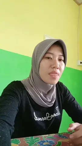 kalo ga jadi guru mungkin ga tau rasanya jadi panutan untuk anak-anak. ga tau rasanya menahan sabar menghadapi anak remaja. Gatau rasanya hati sedang tidak baik2 saja tapi harus tetap tersenyum untuk anak2. Gatau rasanya dipanggil ibu sebelum dipanggil ibu sama anak sendiri smgt pahlawan tanpa tanda jasa 🫶