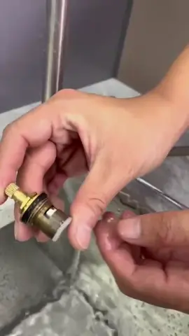 KHẮC PHỤC RÒ RỈ NHANH CHÓNG 👍👍👍 Lõi vòi nước , lõi vòi lavabo giúp khắc phục tình trạng nước bị rỏ rỉ 1 cách nhanh chóng tiện lợi 😙😙#loivoinuoclanh #vankhoanuoc #tidong 