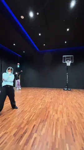 농구🏀하던 태형이랑 J & V in the air~ 오늘도 #홉온스 😎 #줴홉온더스트릿 #jhope_onthestreet #jhope #제이홉 #뷔 #V 